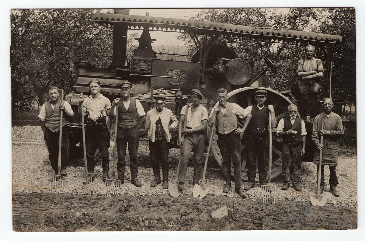 Straßenbauarbeiten, 1924 – Foto: Sammlung Jürgen Woelke/LVR-Freilichtmuseum Lindlar