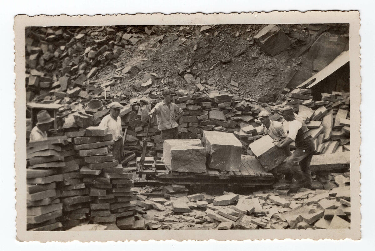 Materialtransport im Steinbruchbetrieb der Bergisch-Märkischen Steinindustrie am Brungerst, um 1920 – Foto: Sammlung Günter Jacobi/Archiv der Gemeinde Lindlar