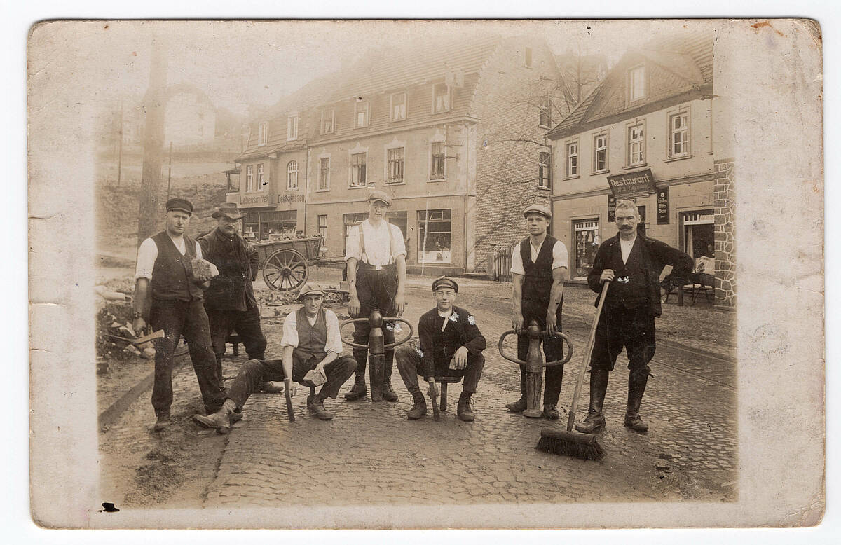 Oberbergische Pflasterer, um 1920 – Foto: Sammlung Jürgen Woelke/LVR-Freilichtmuseum Lindlar