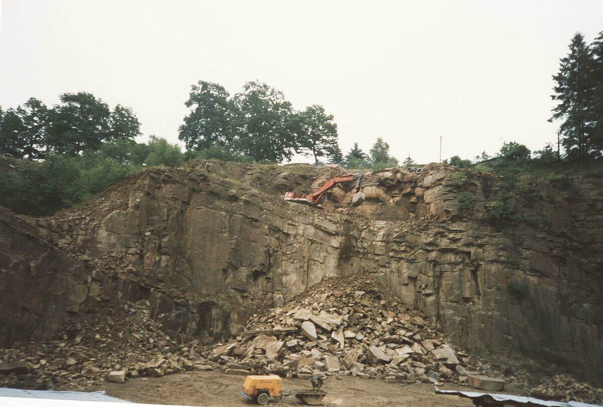 Bagger im Steinbruchbetrieb Grünhage, 1989 – Foto: Sammlung Willi Althoff