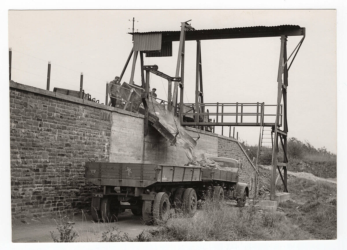 Schüttgutverladung Steinbruchbetrieb der Bergisch-Märkischen Steinindustrie am Brungerst, um 1955 – Foto: Sammlung Friedel Schmal/Archiv der Gemeinde Lindlar