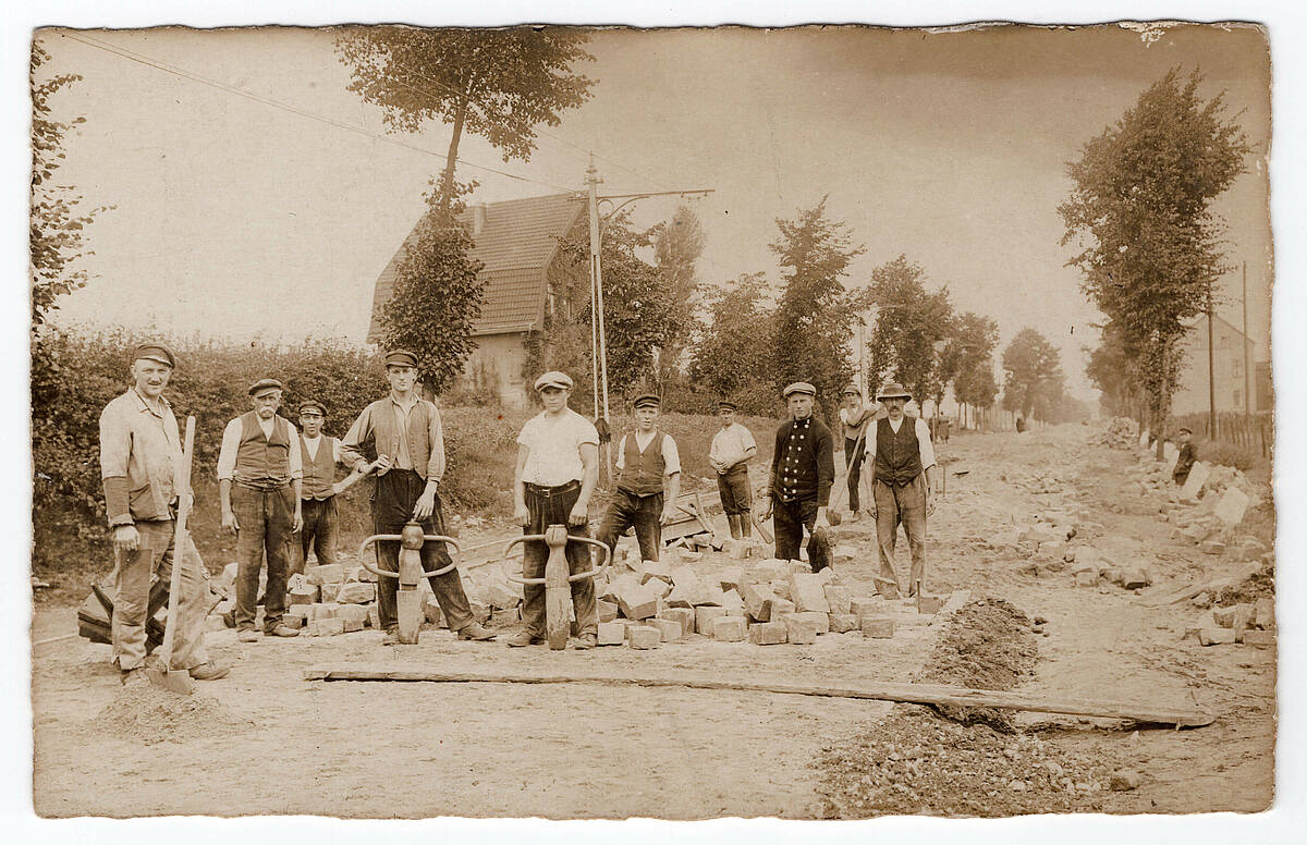 Oberbergische Pflasterer bei Schwerte, 1921 – Foto: Sammlung Jürgen Woelke/LVR-Freilichtmuseum Lindlar