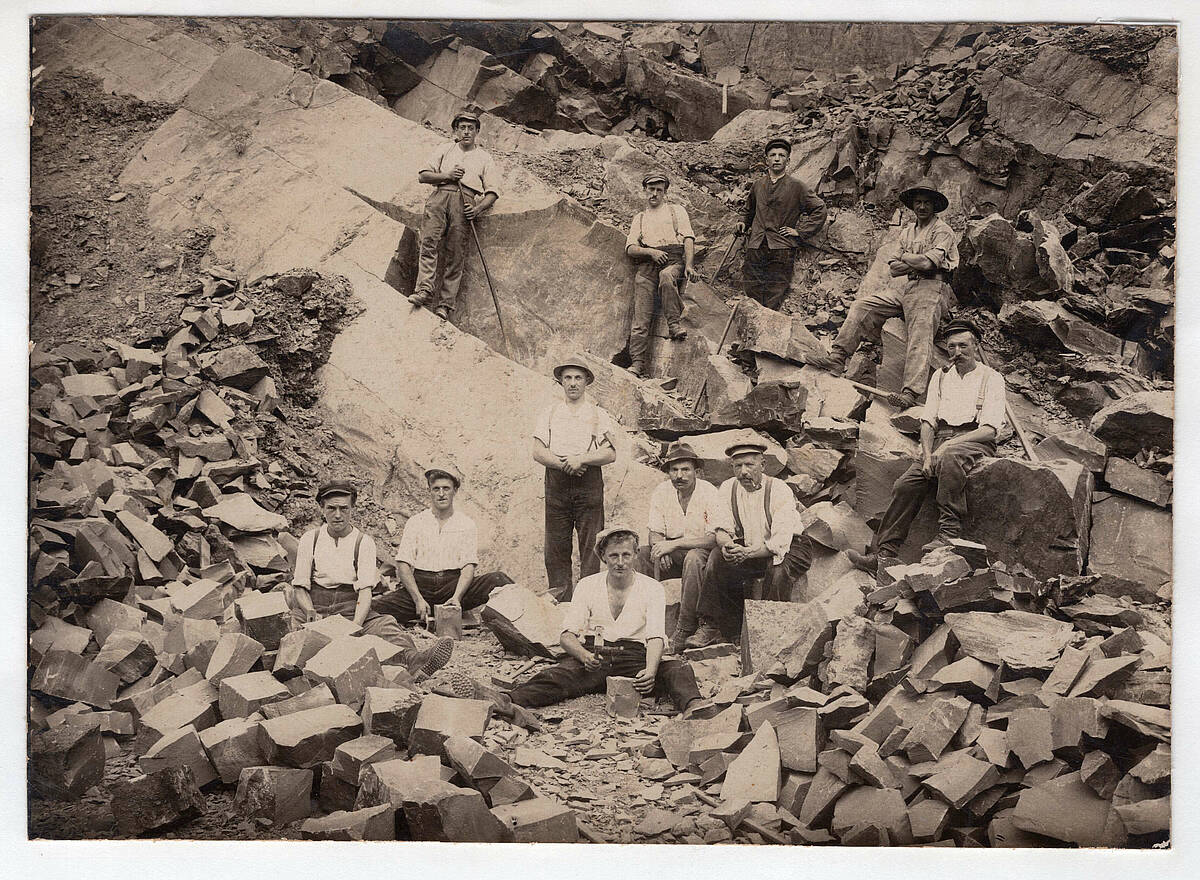 Arbeiter in einem Steinbruch, um 1920 – Foto: Sammlung Ursula Homberg/Archiv der Gemeinde Lindlar