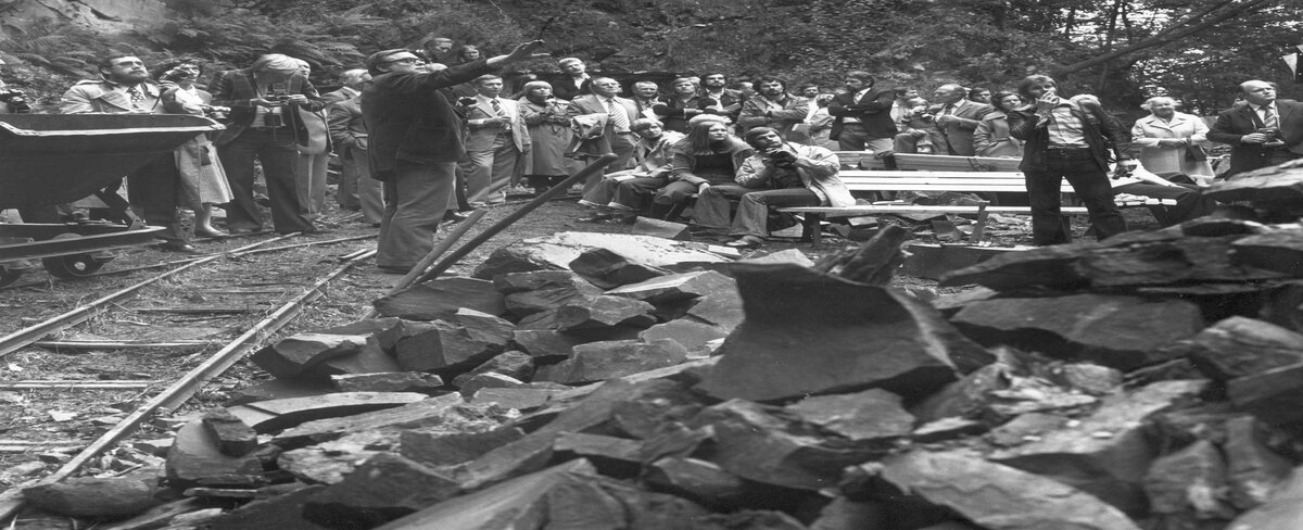 Arbeiter demonstrieren die Bearbeitung der Grauwacke, 1977 – Foto: Heimatbildarchiv des Oberbergischen Kreises Arbeiter demonstrieren die Bearbeitung der Grauwacke, 1977 – Foto: Heimatbildarchiv des Oberbergischen Kreises
