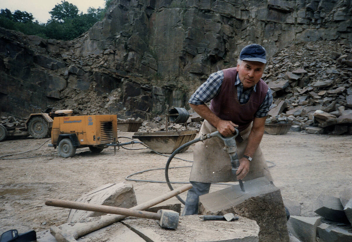 Bearbeitung der Grauwacke im Steinbruchbetrieb Grünhage, um 1980 – Foto: Sammlung Willi Althoff